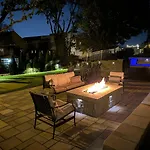 2mi Downtown Hot Tub Balcony 4 King Beds Holiday home