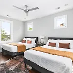 Holiday home Modern Luxury With Rooftop Deck, 3 Mi To Downtown