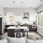Modern Luxury With Rooftop Deck, 3 Mi To Downtown Holiday home *