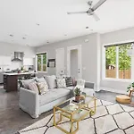 Holiday home Modern Luxury With Rooftop Deck, 3 Mi To Downtown *