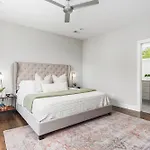Modern Luxury With Rooftop Deck, 3 Mi To Downtown Holiday home Nashville