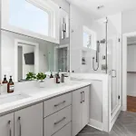 Modern Luxury With Rooftop Deck, 3 Mi To Downtown *