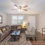 Apartment 3 Units - Sleeps 24 - Mins To Downtown And Airport *