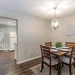 3 Units - Sleeps 24 - Mins To Downtown And Airport Apartment
