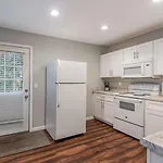 Apartment 3 Units - Sleeps 24 - Mins To Downtown And Airport