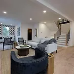Holiday home Skyline Luxury - Rooftop Deck- King Suites-garage