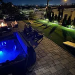 2mi Downtown Hot Tub Balcony 4 King Beds Nashville
