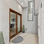 2mi Downtown Hot Tub Balcony 4 King Beds Holiday home Nashville
