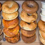 Stylish East Nash Townhouse, Walk To Favorite Eats, Cozy Den, Workspace, Smart Tvs & Fast Wifi, Full Kitchen, Garage & 24 Hr Hospitality, Near Mas Tacos, Rosepepper & Five Points, 10 Min To Broadway