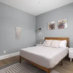 3 Miles To Downtown Broadway Bars - Walk To Coffee From