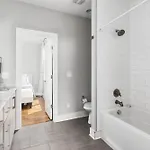 Modern Luxury With Rooftop Deck, 3 Mi To Downtown * Nashville