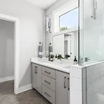 Modern Luxury With Rooftop Deck, 3 Mi To Downtown Holiday home *