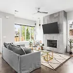 Holiday home Modern Luxury With Rooftop Deck, 3 Mi To Downtown *