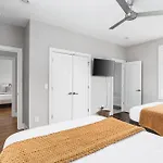 Modern Luxury With Rooftop Deck, 3 Mi To Downtown *