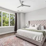 Modern Luxury With Rooftop Deck, 3 Mi To Downtown