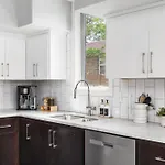 Modern Luxury With Rooftop Deck, 3 Mi To Downtown Holiday home *