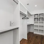 Modern Luxury With Rooftop Deck, 3 Mi To Downtown *