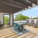 Modern Luxury With Rooftop Deck, 3 Mi To Downtown Holiday home