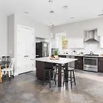 Modern Luxury With Rooftop Deck, 3 Mi To Downtown Holiday home Nashville