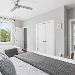 Modern Luxury With Rooftop Deck, 3 Mi To Downtown Holiday home