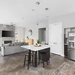Holiday home Modern Luxury With Rooftop Deck, 3 Mi To Downtown