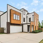 Modern Luxury With Rooftop Deck, 3 Mi To Downtown Holiday home *