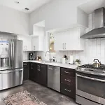 Modern Luxury With Rooftop Deck, 3 Mi To Downtown *