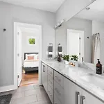 Modern Luxury With Rooftop Deck, 3 Mi To Downtown * Nashville