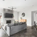 Modern Luxury With Rooftop Deck, 3 Mi To Downtown Holiday home