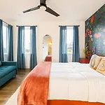 Delight - Fun Murals & Downtown Views Nashville