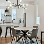 Holiday home Delight - Fun Murals & Downtown Views *