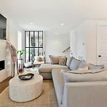 Holiday home Delight - Fun Murals & Downtown Views