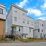 Holiday home Delight - Fun Murals & Downtown Views *