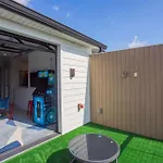 Pop Art Retreat On Legendary 8Th - Walk Everywhere