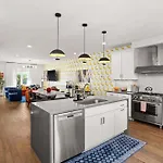 Pop Art Retreat On Legendary 8th - Walk Everywhere Holiday home *