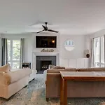 12 South Charmer 3 Bedroom With Rooftop Patio Holiday home