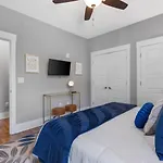 Apartment Only 4 Miles To Broadway With Free Parking And Tvs In Bedrooms *