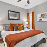 Only 4 Miles To Broadway With Free Parking And Tvs In Bedrooms Apartment *