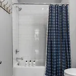 Only 4 Miles To Broadway With Free Parking And Tvs In Bedrooms Apartment Nashville