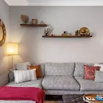 Only 4 Miles To Broadway With Free Parking And Tvs In Bedrooms *