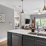 Apartment Only 4 Miles To Broadway With Free Parking And Tvs In Bedrooms