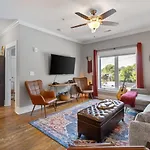 Only 4 Miles To Broadway With Free Parking And Tvs In Bedrooms *