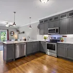 Only 4 Miles To Broadway With Free Parking And Tvs In Bedrooms