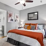 Only 4 Miles To Broadway With Free Parking And Tvs In Bedrooms Apartment