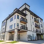 Only 4 Miles To Broadway With Free Parking And Tvs In Bedrooms Apartment Nashville