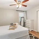 3 Units - Sleeps 24 - Mins To Downtown And Airport Apartment