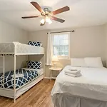 Apartment 3 Units - Sleeps 24 - Mins To Downtown And Airport *