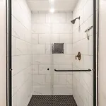 Apartment 3 Units - Sleeps 24 - Mins To Downtown And Airport *