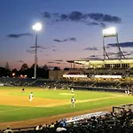 Luxury Riverview Walk To Broadway With Garage And Patio