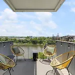 Holiday home Luxury Riverview Walk To Broadway With Garage And Patio